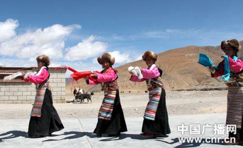 表演甲諧的女演員身著藏族女性的傳統(tǒng)服裝，手持哈達(dá)，邊歌邊舞。記者李洪濤 攝