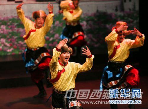 10月25日晚，在德國(guó)慕尼黑，中國(guó)西藏自治區(qū)山南地區(qū)藝術(shù)團(tuán)演員表演藏民族舞蹈。