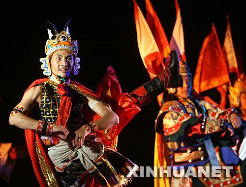 2007年7月26日，在英國(guó)首都倫敦，中國(guó)西藏色達(dá)格薩爾王藏劇團(tuán)的演員表演藏劇《格薩爾王》。該劇把藏族民歌、舞蹈、圣歌、游戲等傳統(tǒng)藝術(shù)形式與時(shí)尚元素融為一體，向觀眾展示了藏族史詩(shī)《格薩爾王傳》的不朽傳奇和藏戲的獨(dú)特魅力。 新華社記者 謝秀棟 攝