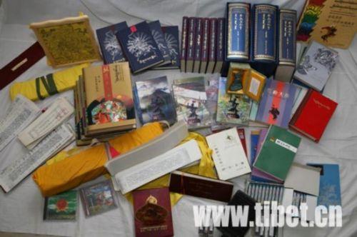 格薩爾研究相關(guān)的文本資料。任春生攝，諾布旺丹供圖。