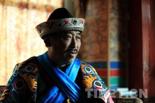 1桑杰次仁，西藏自治區(qū)級(jí)非物質(zhì)文化遺產(chǎn)米納羌姆的代表性傳承人　攝影：姚浩然