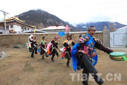 2012年12月21日，桑杰次仁（右前）帶領(lǐng)村民跳米納羌姆舞蹈　攝影：姚浩然