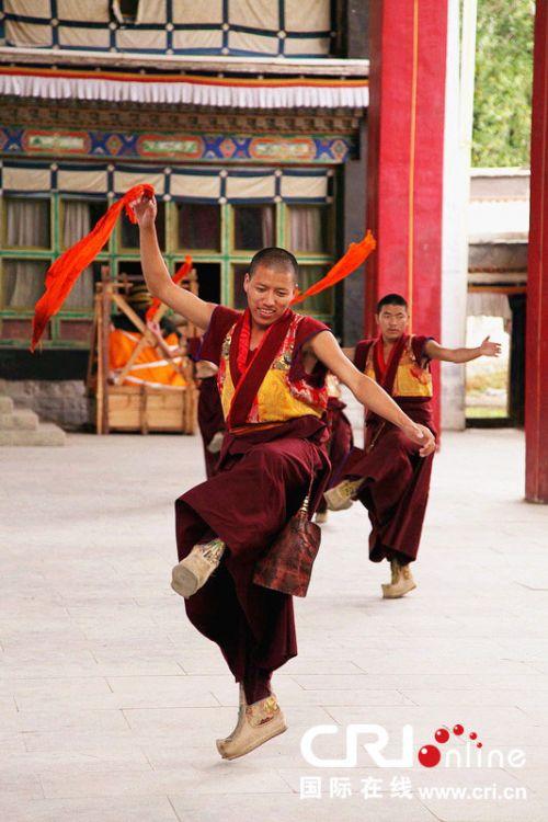 扎什倫布寺羌姆表演。
