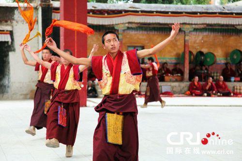 扎什倫布寺羌姆表演。