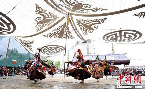 西藏山南地區(qū)桑耶寺僧人表演神舞。（李林/攝）