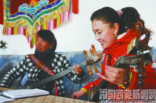 龍日的學(xué)生在認真學(xué)習(xí)扎年琴。龍日希望，學(xué)生們能將扎年琴聲帶到更遙遠的地方。 記者 沈未蘭 攝