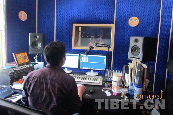 在自己的音樂工作室，金巴實現(xiàn)了自己的夢想