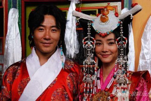  藏式婚禮中的新郎新娘。