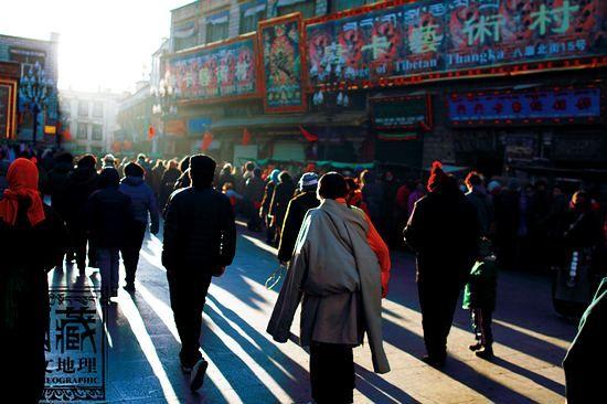 一到冬季，各地藏民都來到大昭寺的八廓街上傳經(jīng)，朝佛。