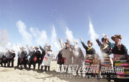 達孜縣德慶鎮(zhèn)桑珠林村開耕儀式現(xiàn)場。記者 旦增攝