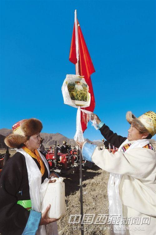 開耕儀式上，桑珠林村村民向領(lǐng)袖像敬獻潔白的哈達，祝福祖國繁榮昌盛。記者 旦增 攝