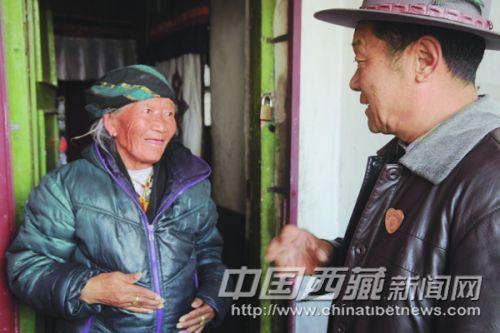在黨的群眾路線教育實踐活動中，拉薩市城關(guān)區(qū)丹杰林社區(qū)民意組長、66歲的老黨員索朗積極為社區(qū)群眾辦實事，做好事，幫助社區(qū)里的老人與暫住居民解決實際困難，贏得了社區(qū)居民的一致稱贊。 圖為近日索朗在城關(guān)區(qū)丹杰林社區(qū)欽古巷了解卓瑪老人的生活困難。 記者 高加庫 攝