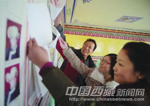 合力謀發(fā)展 在黨的群眾路線教育實(shí)踐活動(dòng)中，山南地區(qū)扎囊縣桑耶鎮(zhèn)桑耶社區(qū)黨員干部在積極為群眾做好事、辦實(shí)事、解難事的同時(shí)，還充分征求當(dāng)?shù)貜V大群眾的意見(jiàn)，建立起一套為社區(qū)群眾服務(wù)的有效體系，真正做到發(fā)展為了人民，發(fā)展成果與人民共享。 圖為近日桑耶鎮(zhèn)桑耶社區(qū)的黨員干部在查閱群眾意見(jiàn)書(shū)。 本報(bào)記者 高加庫(kù) 攝