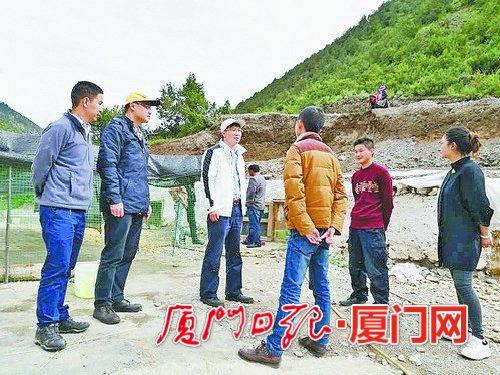 援藏干部肖衛(wèi)東（左一）、周奕麟（左二）和陳曉東（左三）在周焱山鴨棚調(diào)研。