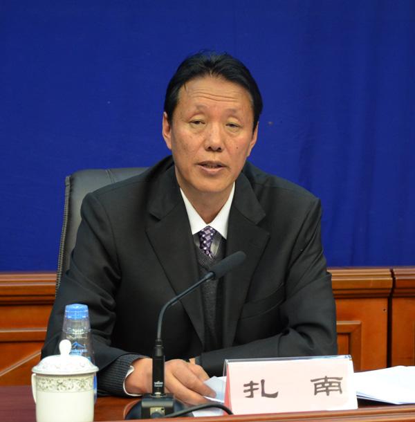 新聞發(fā)言人：那曲地區(qū)行政公署副專員、行政公署新聞發(fā)言人 扎南.jpg