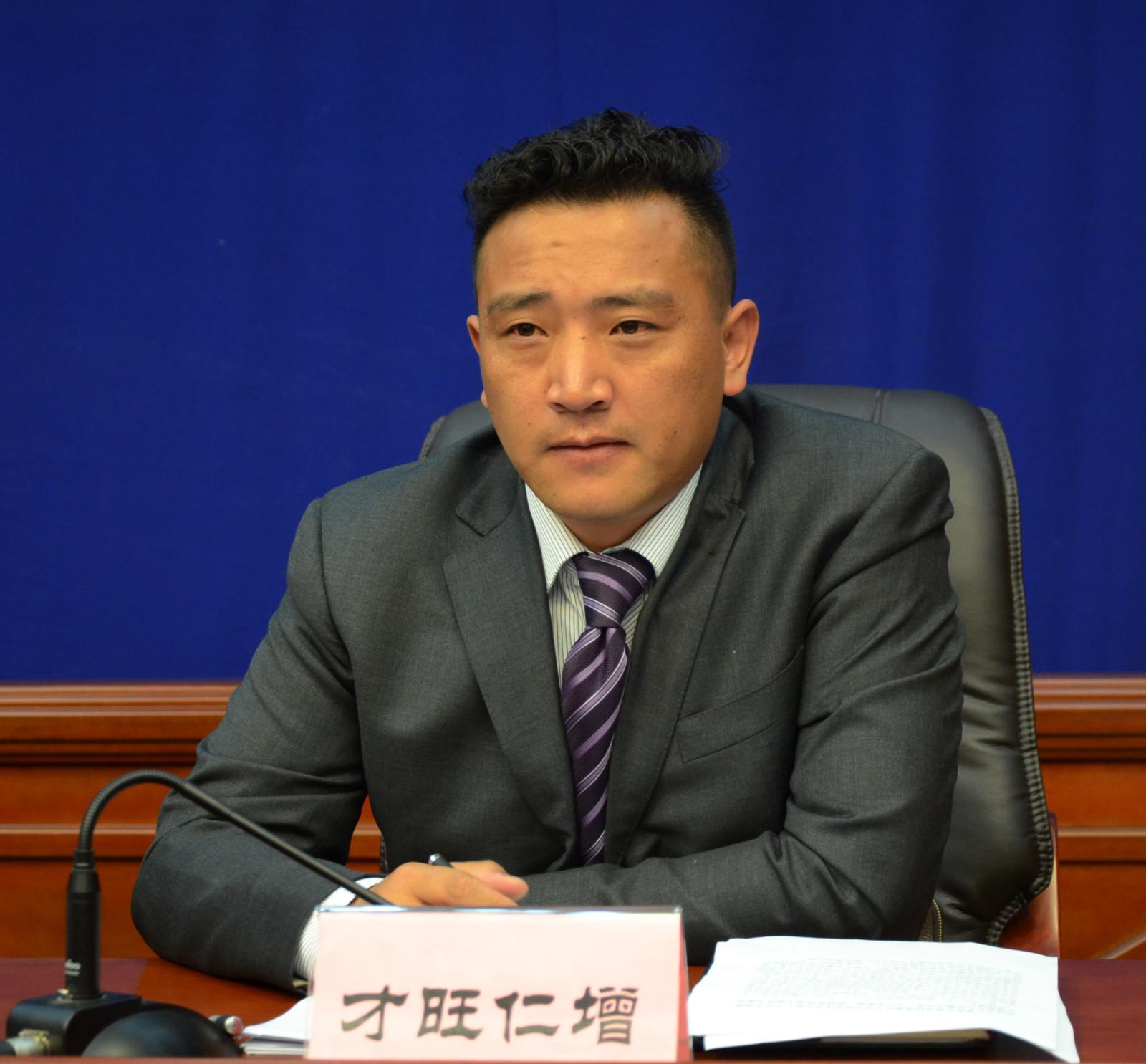 新聞發(fā)言人：那曲地區(qū)扶貧辦黨組成員、副主任 才旺仁增.jpg