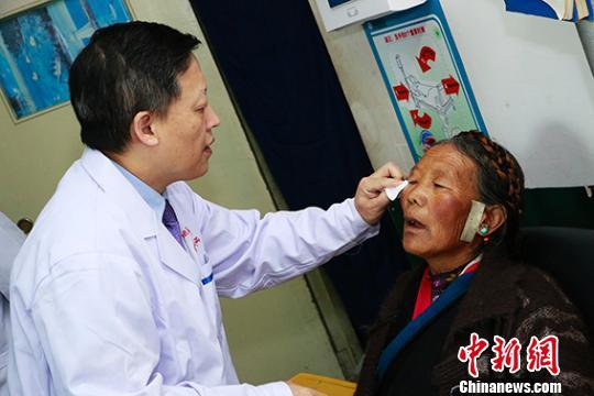 醫(yī)療志愿者在日喀則市為患者進行術(shù)前檢查?！≤窡?攝