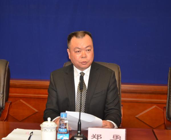新聞發(fā)言人：自治區(qū)紀(jì)委新聞發(fā)言人、宣傳部部長(zhǎng) 鄭勇.jpg