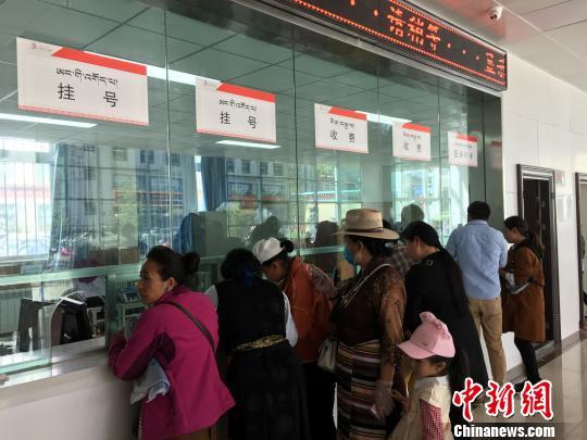 拉薩市人民醫(yī)院就診大廳?！《叛?攝