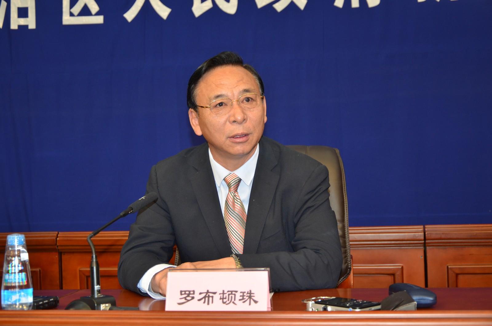 圖為發(fā)言人：區(qū)黨委常委，自治區(qū)常務(wù)副主席，自治區(qū)脫貧攻堅指揮部總指揮長 羅布頓珠.JPG
