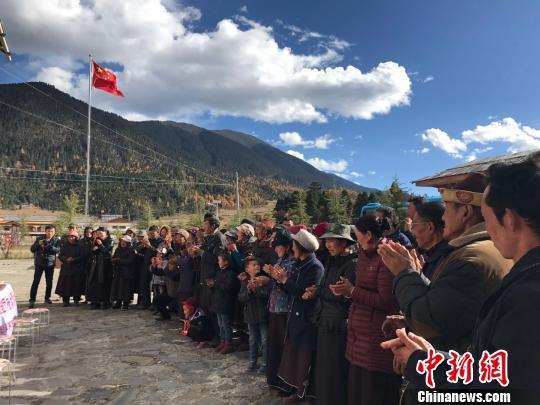“組團(tuán)式”醫(yī)療援藏活動(dòng)義診贈(zèng)藥環(huán)節(jié)受到當(dāng)?shù)卮迕駳g迎?！垖?攝