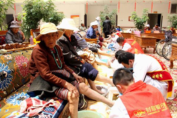 圖1---志愿者為老人洗腳。.jpg