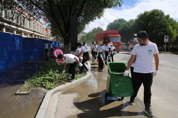圖為員工們正在清理道路兩側(cè)的垃圾。.jpg