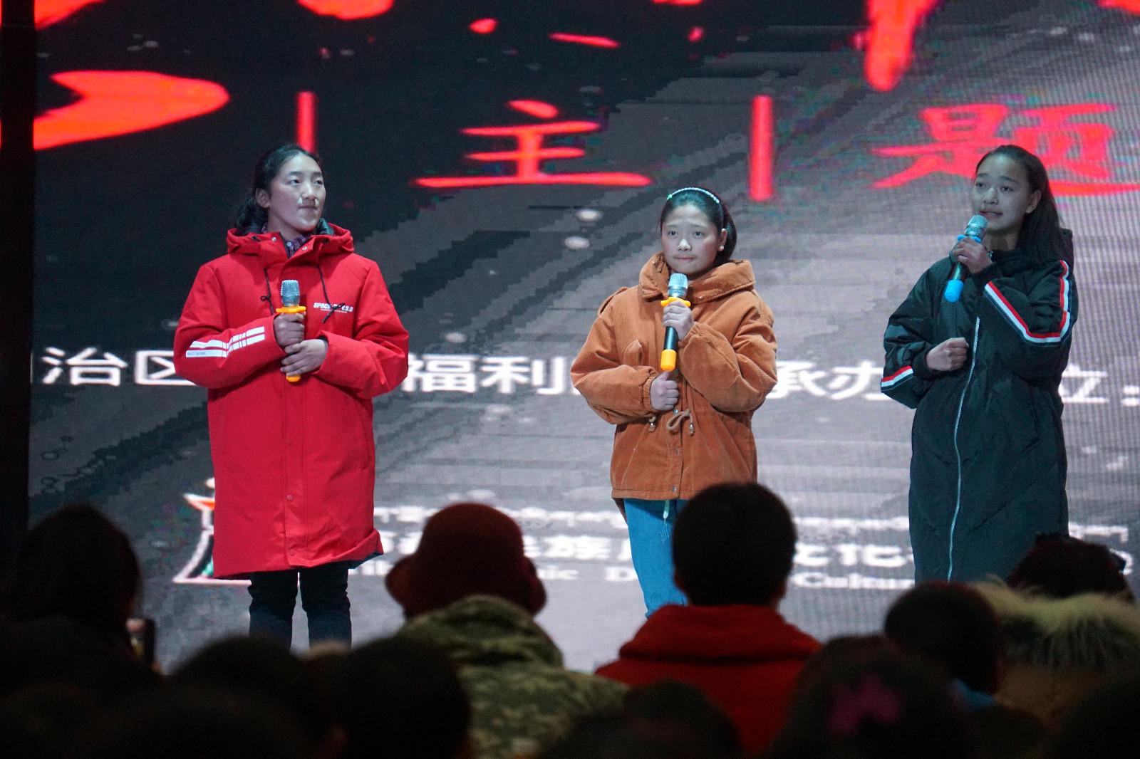 圖為自治區(qū)福利院的孩子在現(xiàn)場演講。.JPG