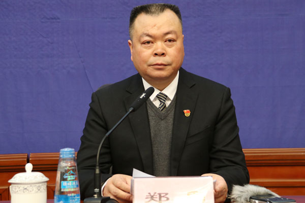 新聞發(fā)言人：自治區(qū)紀委監(jiān)委新聞發(fā)言人、宣傳部部長 鄭勇.jpg