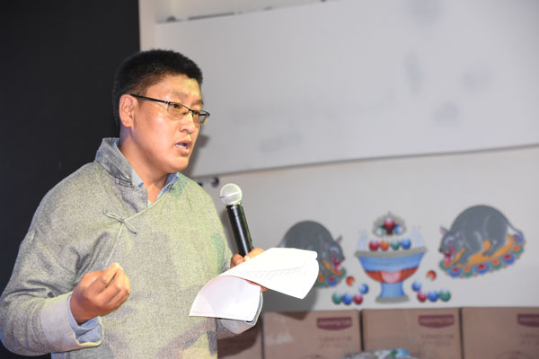 03-村長助理扎西頓珠介紹兒童村的基本情況。.jpg