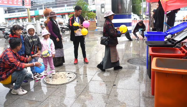通過游戲環(huán)節(jié)，讓市民對垃圾分類進行了解。.jpg