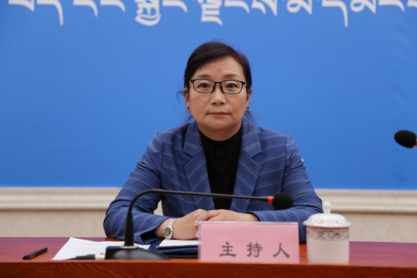 主持人：區(qū)黨委宣傳部副部長(zhǎng)、區(qū)政府新聞辦主任 德吉卓嘎.jpg
