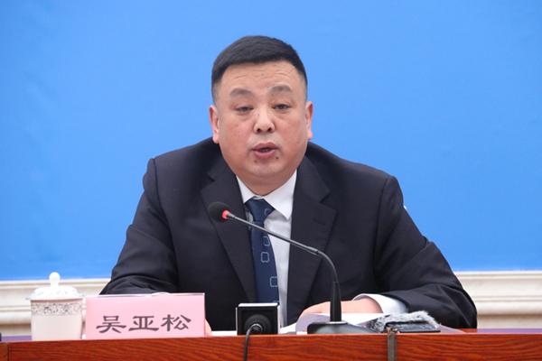 新聞發(fā)言人：拉薩市應對新型冠狀肺炎疫情工作領導小組副組長、拉薩市委常委、宣傳部部長 吳亞松.jpg