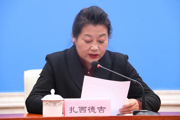 新聞發(fā)言人：拉薩市應對新型冠狀肺炎疫情工作領導小組成員、專家救治防控組組長、市衛(wèi)健委黨組副書記、主任 扎西德吉.jpg