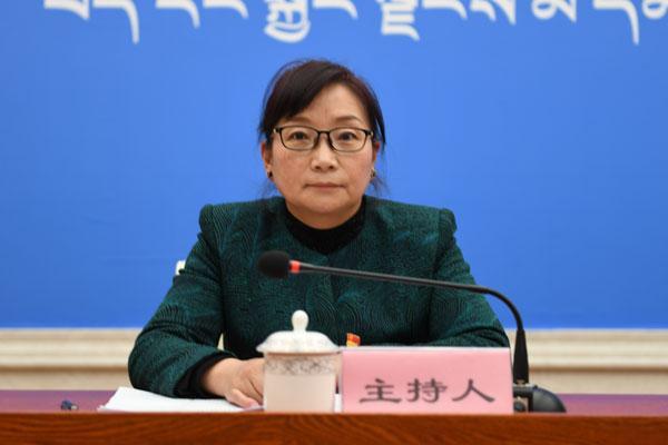 主持人：西藏自治區(qū)黨委宣傳部副部長、區(qū)政府新聞班主任-德吉卓嘎.jpg