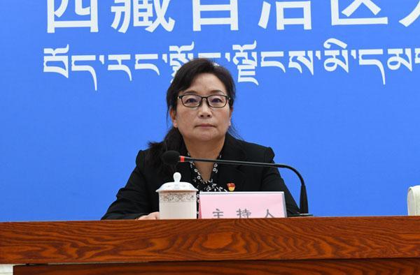 主持人：區(qū)黨委宣傳部副部長、政府新聞辦主任 德吉卓嘎.jpg