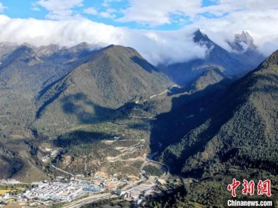 圖為10月18日，派墨公路米林側(cè)明線段?！《拘?攝