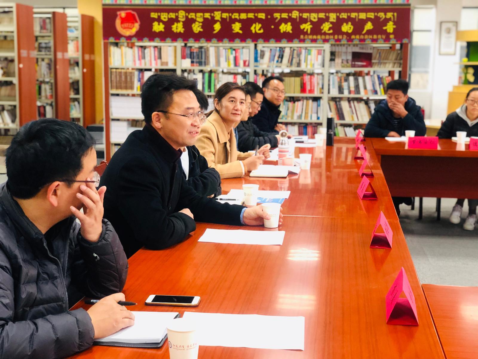 yj1123p03共青團(tuán)西藏自治區(qū)委員會(huì)副書(shū)記格桑卓瑪、西藏青年報(bào)社副社長(zhǎng)洛桑頓珠、內(nèi)地西藏班（校）管理中心工作人員廖羨等，同內(nèi)地西藏班的不同民族師生代表進(jìn)行了座談。.jpg