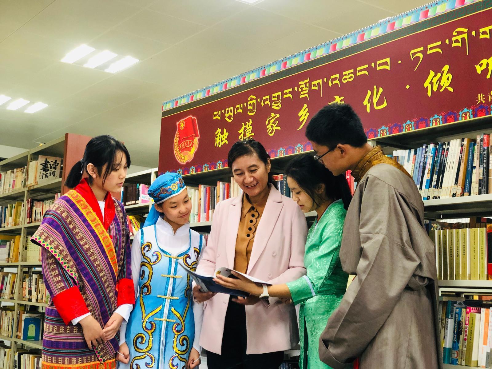 yj1123p02共青團(tuán)西藏自治區(qū)委員會(huì)副書記格桑卓瑪，在武漢西藏中學(xué)設(shè)立“觸摸家鄉(xiāng)變化·傾聽黨的聲音”主題書刊欄處向?qū)W生們介紹相關(guān)書籍。.jpg
