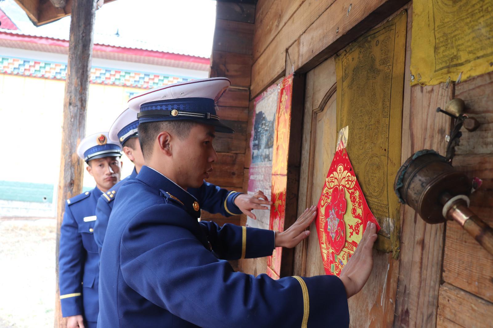 圖為班長趙森名為家里張貼對(duì)聯(lián).JPG