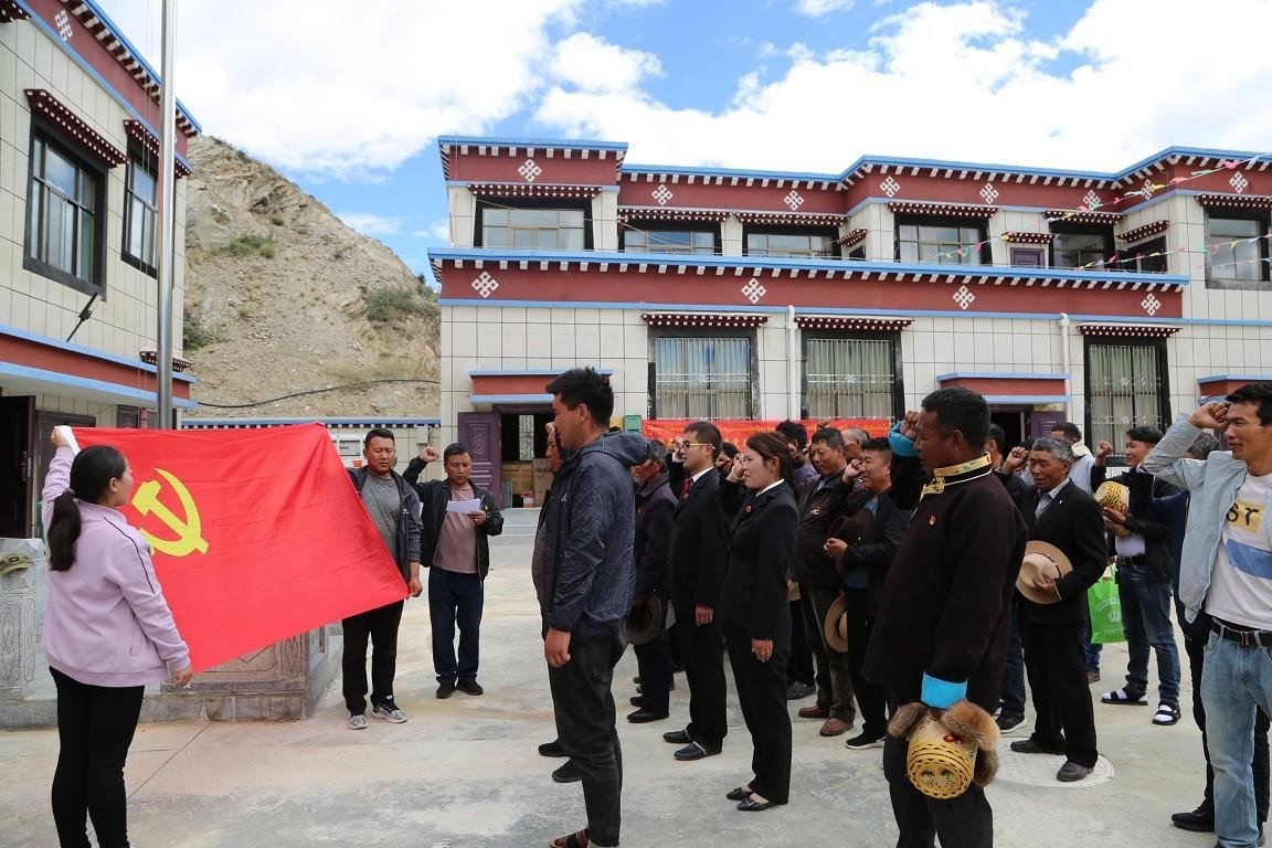 2.圖為瓊結縣措杰村黨員群眾在新建成的村委會開展重溫入黨誓詞活動.JPG