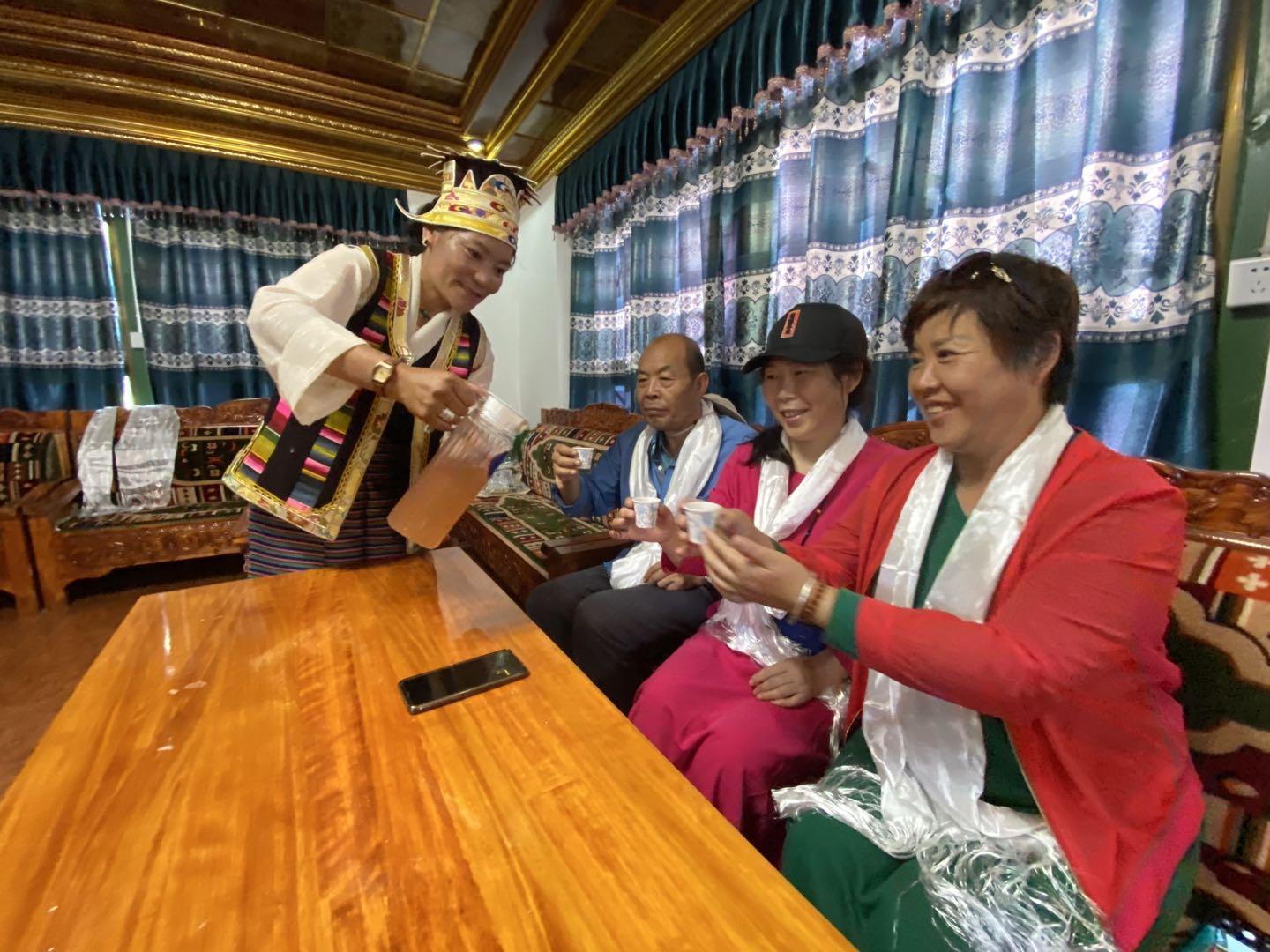 5.圖為瓊結縣強吉村民宿迎來國內游客.jpg
