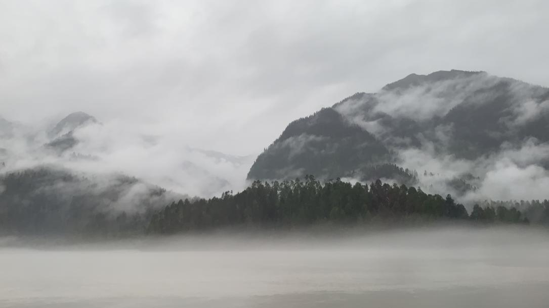 （去往巴卡村沿途的風(fēng)景仿佛一幅水墨畫 央視網(wǎng)記者 王靜遠 攝）