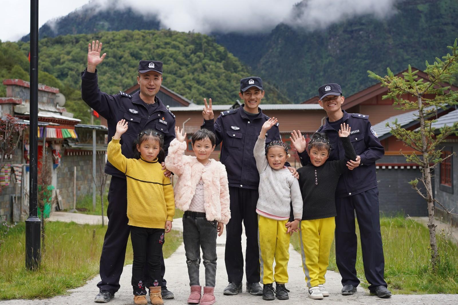 5 圖為玉麥邊境派出所民警在轄區(qū)走訪期間，與轄區(qū)兒童合影.jpg
