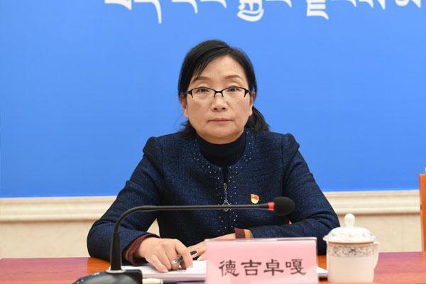 主持人：自治區(qū)黨委宣傳部副部長(zhǎng)、自治區(qū)人民政府新聞辦公室主任 德吉卓嘎.jpg