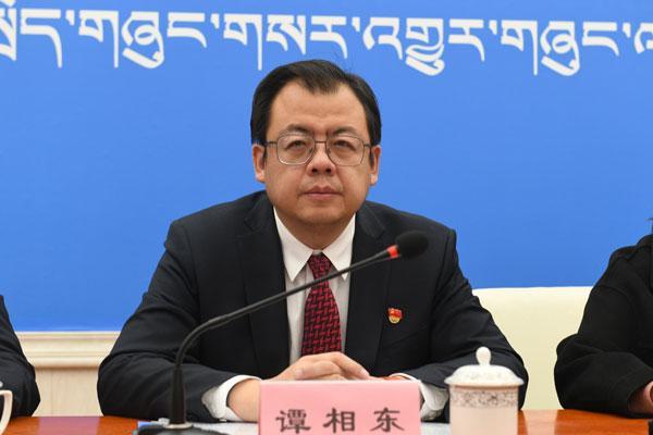 新聞發(fā)言人：自治區(qū)衛(wèi)生健康委黨組書(shū)記、副主任 譚相東.jpg