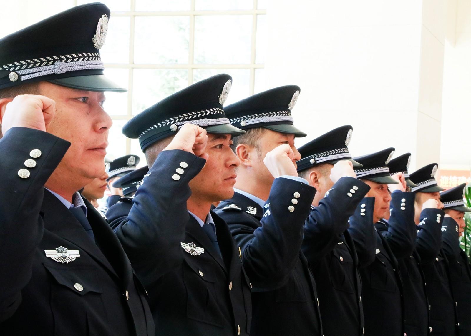 3.圖為民警右手舉拳，莊嚴宣誓.jpg