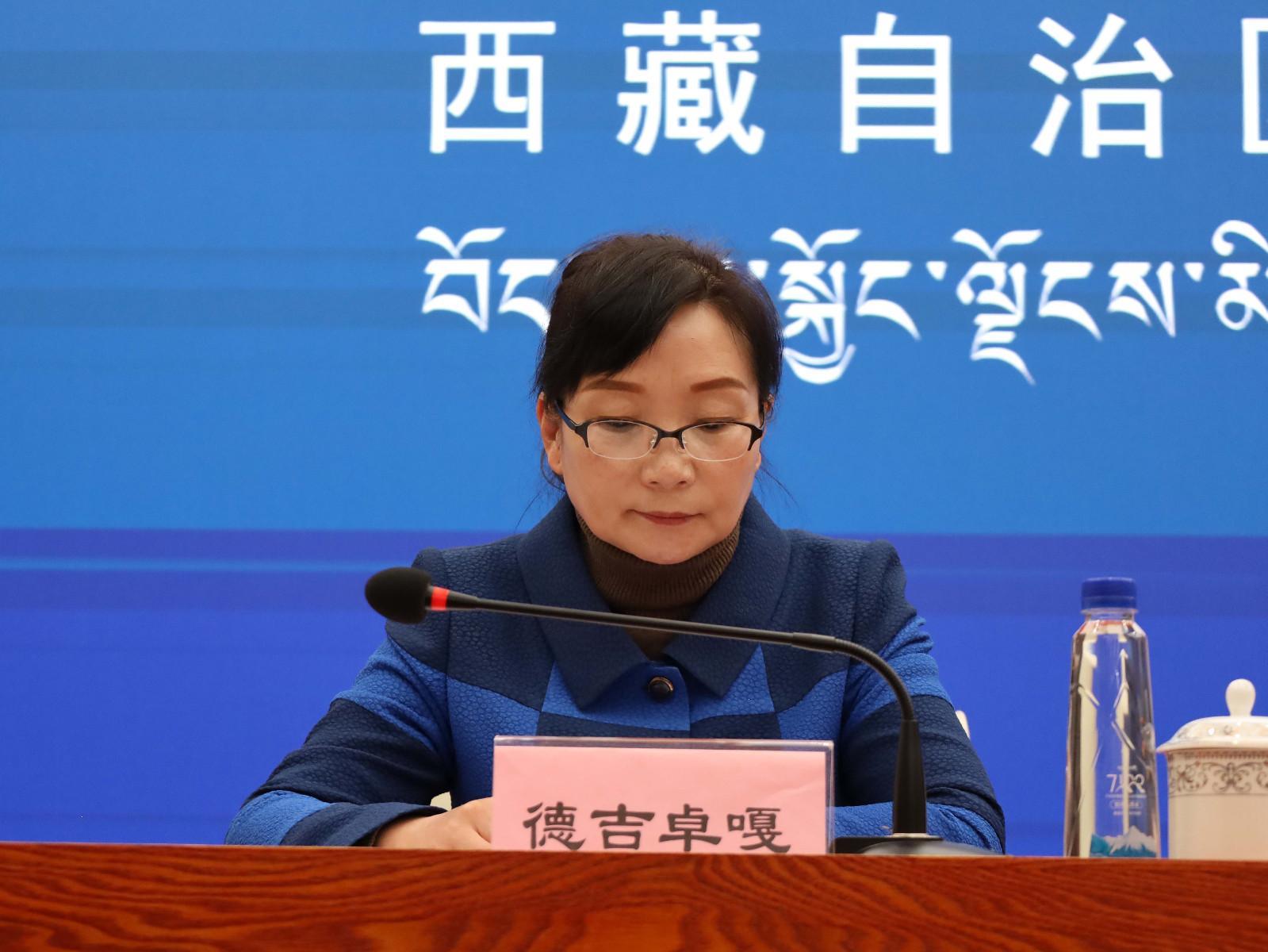 主持人：區(qū)黨委宣傳部副部長(zhǎng)、區(qū)政府新聞辦主任 德吉卓嘎.JPG