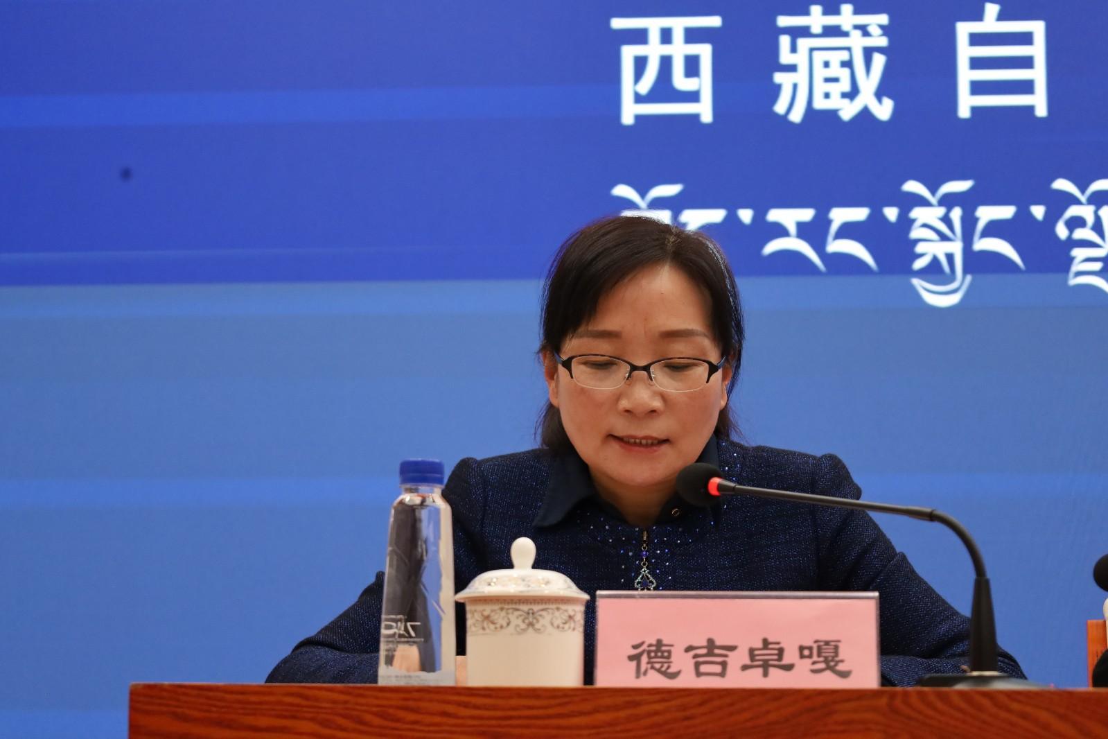 主持人：區(qū)黨委宣傳部副部長(zhǎng)、區(qū)政府新聞辦主任 德吉卓嘎.JPG