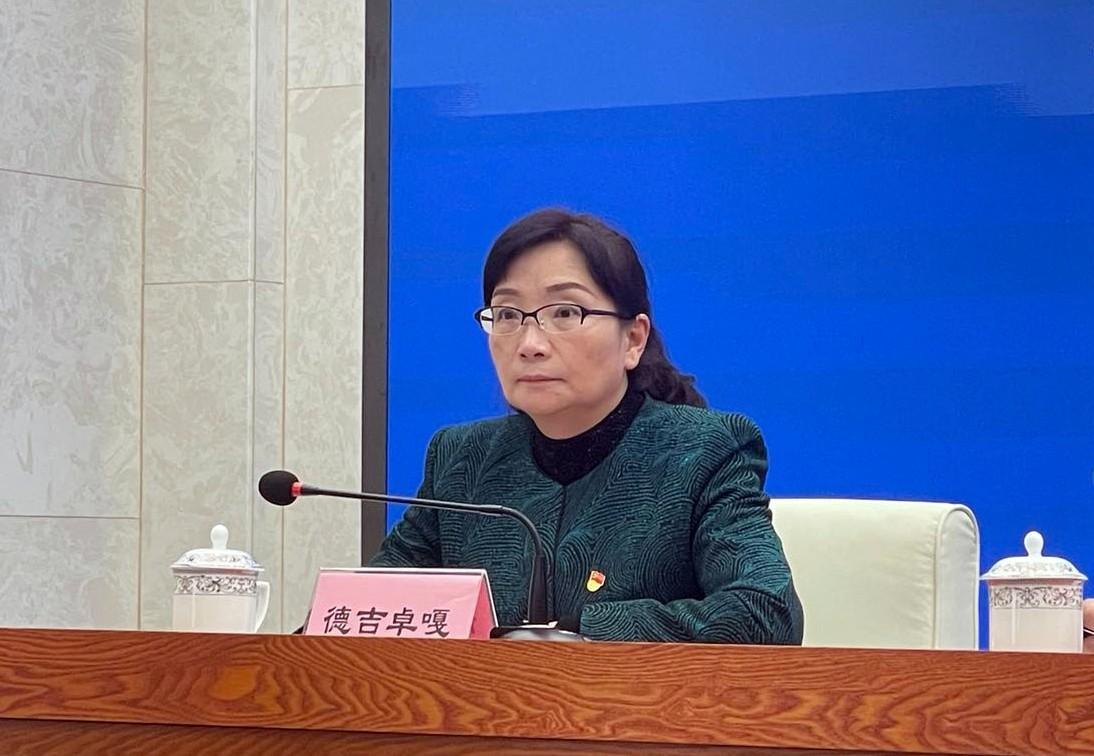 主持人 自治區(qū)黨委宣傳部副部長(zhǎng)、區(qū)政府新聞辦主任 德吉卓嘎.jpg